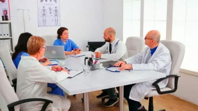 Médico avaliando o joelho